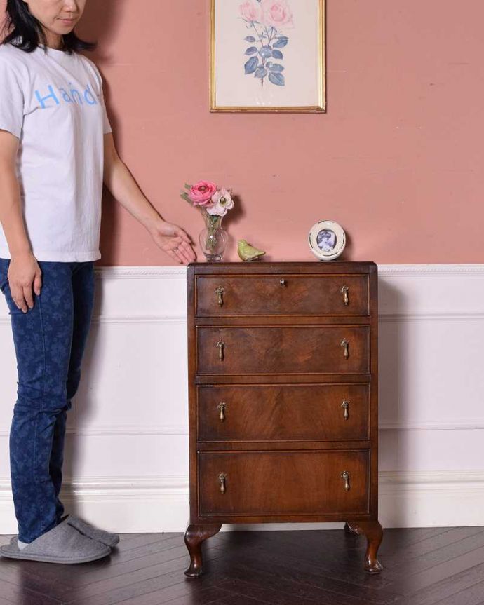 アンティークのチェスト　アンティーク家具　ウォルナット材のベッドサイドチェスト、小さい英国アンティーク家具。大人の雰囲気漂う人気の英国チェストとにかく人気のあるデザイン。(q-1190-f)