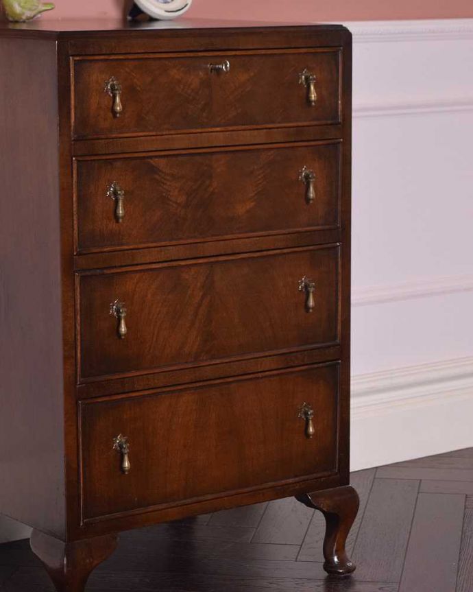 アンティークのチェスト　アンティーク家具　ウォルナット材のベッドサイドチェスト、小さい英国アンティーク家具。ちょっと背伸びした人気の脚のデザイン脚元には可愛い猫脚。(q-1190-f)