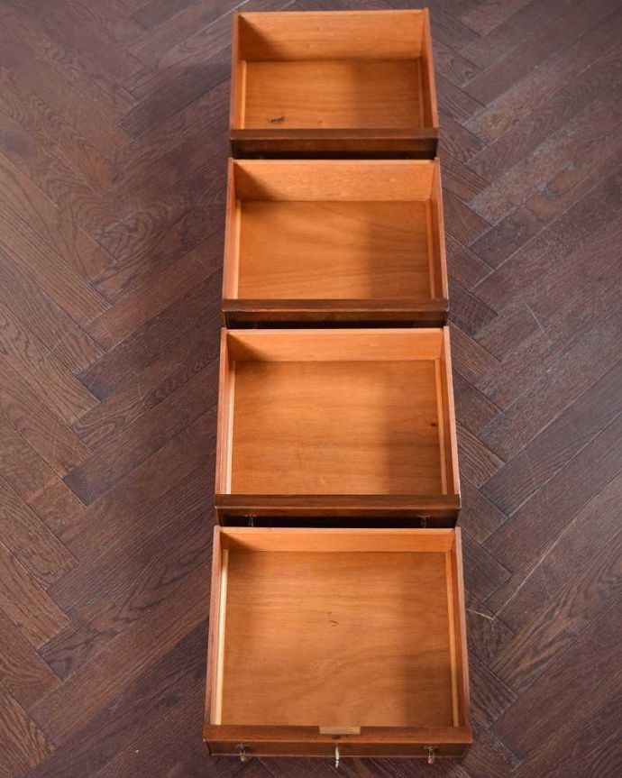 アンティークのチェスト　アンティーク家具　ウォルナット材のベッドサイドチェスト、小さい英国アンティーク家具。キレイに修復しましたお洋服を入れてもいいように、引き出しの中も職人がキレイに修復しました。(q-1190-f)