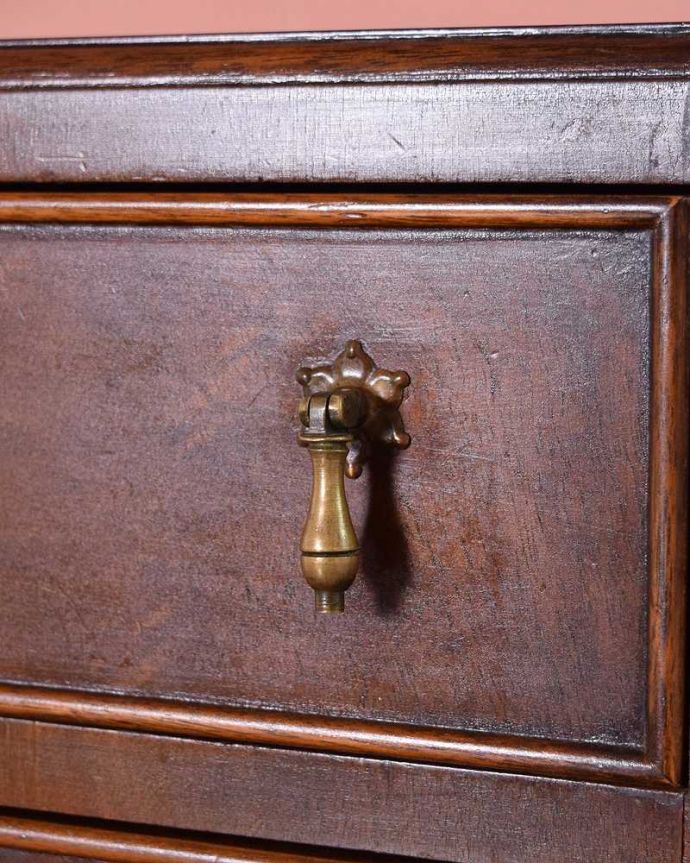 アンティークのチェスト　アンティーク家具　ウォルナット材のベッドサイドチェスト、小さい英国アンティーク家具。アンティークらしい取っ手アンティーク家具は取っ手のデザインまで、なんだか高級感があるんですよね。(q-1190-f)