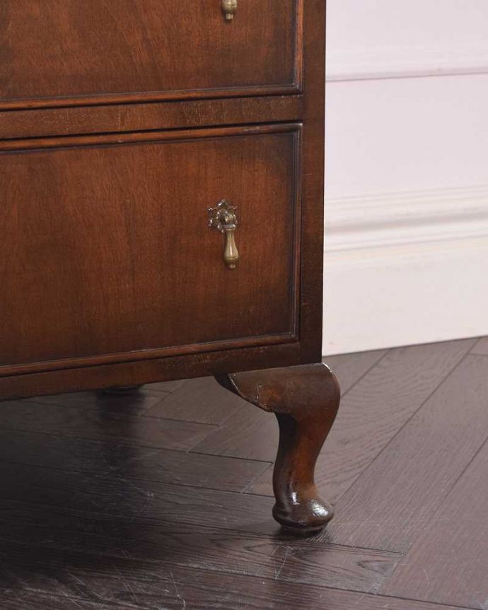 アンティークのチェスト　アンティーク家具　ウォルナット材のベッドサイドチェスト、小さい英国アンティーク家具。女性1人でラクラク運べちゃう仕掛けHandleのアンティークは、脚の裏にフェルトキーパーをお付けしています。(q-1190-f)