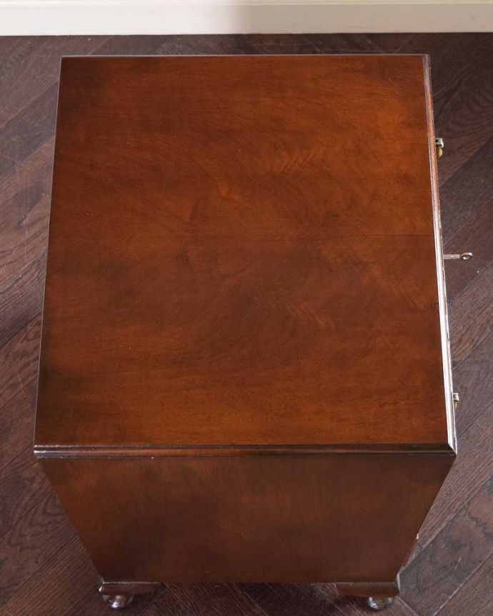 アンティークのチェスト　アンティーク家具　ウォルナット材のベッドサイドチェスト、小さい英国アンティーク家具。ピカピカに仕上げました修復の時、天板もキレイに仕上げました。(q-1190-f)