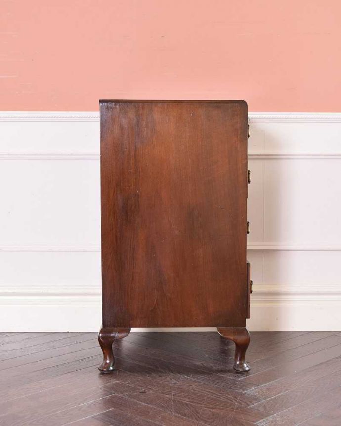 アンティークのチェスト　アンティーク家具　ウォルナット材のベッドサイドチェスト、小さい英国アンティーク家具。横から見てもキレイですもちろん、横顔だってキレイ！どこから見ても絵になります。(q-1190-f)