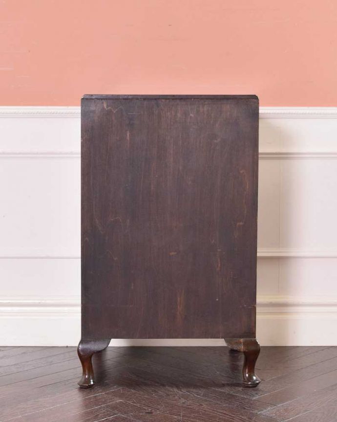 アンティークのチェスト　アンティーク家具　ウォルナット材のベッドサイドチェスト、小さい英国アンティーク家具。後ろ姿も見て下さい。(q-1190-f)