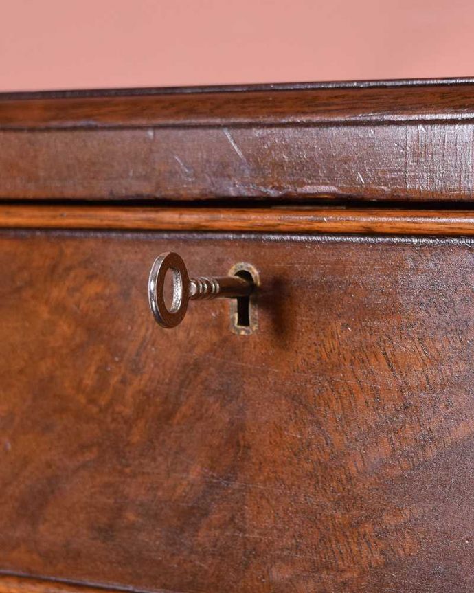 アンティークのチェスト　アンティーク家具　ウォルナット材のベッドサイドチェスト、小さい英国アンティーク家具。開ける度にワクワク鍵付のチェストは珍しいです。(q-1190-f)