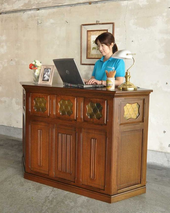 アンティークのキャビネット　アンティーク家具　イエローのガラスがオシャレ！英国スタイルのアンティークカウンター。ここに立つだけで、英国パブ気分カッコよすぎるカウンターは、どんな使い方でもOK！ここに立っているだけで、なんだかイギリスにいる気分に酔いしれちゃうんです。(q-1192-f)