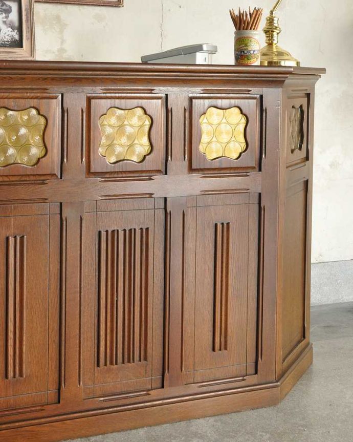 アンティークのキャビネット　アンティーク家具　イエローのガラスがオシャレ！英国スタイルのアンティークカウンター。高級感のある英国らしい彫がカッコいい！英国アンティークらしい彫の美しさが一番の魅力。(q-1192-f)