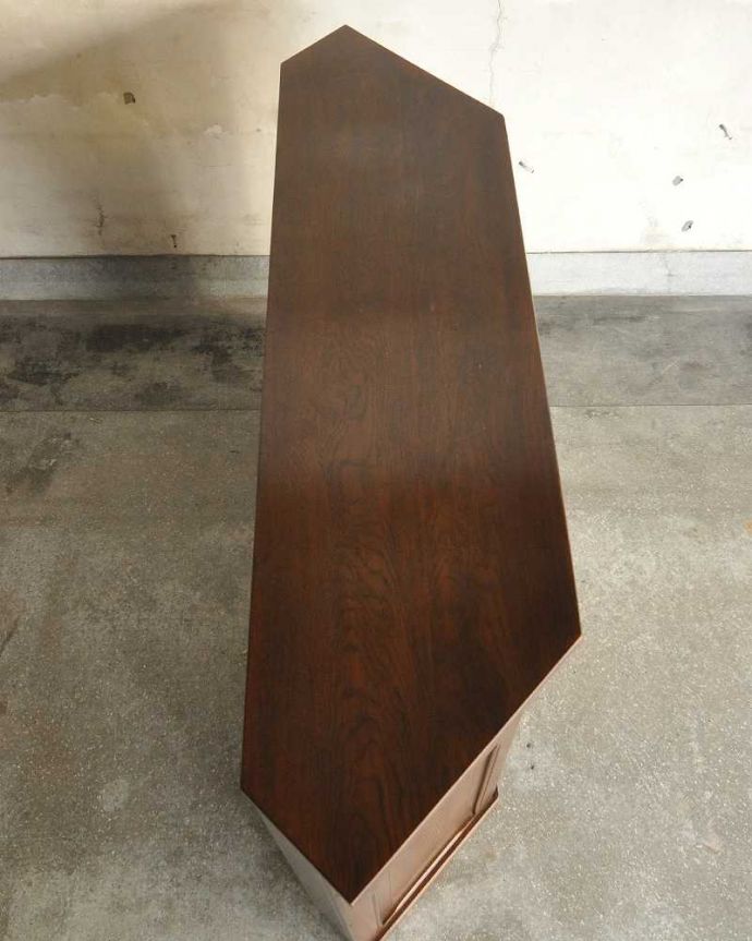 アンティークのキャビネット　アンティーク家具　イエローのガラスがオシャレ！英国スタイルのアンティークカウンター。天板を見てみると･･･上から見ると家具はこんな形です。(q-1192-f)