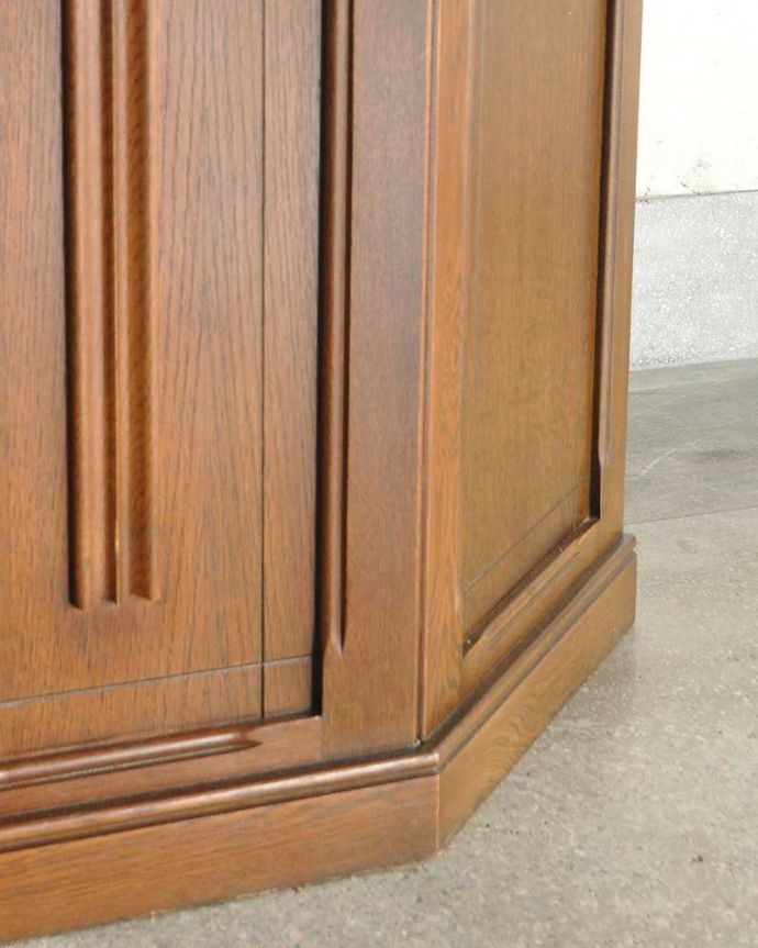 アンティークのキャビネット　アンティーク家具　イエローのガラスがオシャレ！英国スタイルのアンティークカウンター。女性１人でラクラク運べちゃうんですHandleのアンティークは、脚の裏にフェルトキーパーをお付けしています。(q-1192-f)