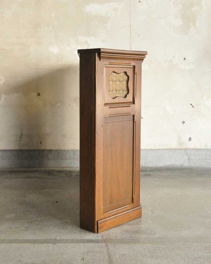 アンティークのキャビネット　アンティーク家具　イエローのガラスがオシャレ！英国スタイルのアンティークカウンター。360度、どこから見てもキレイ両面使える家具なので、グルッと360度、どこから見られても素敵な自信があります。(q-1192-f)