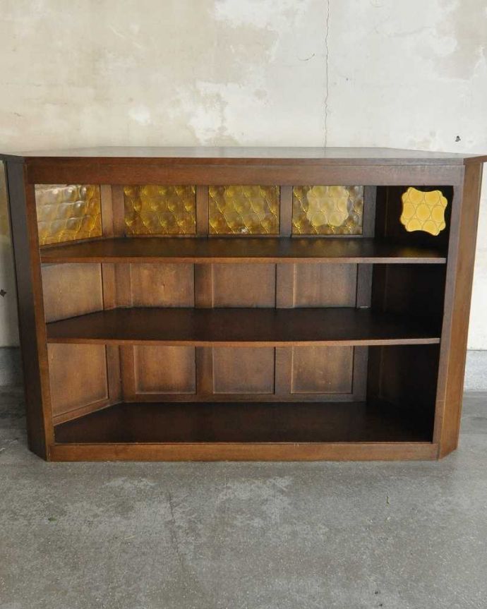 アンティークのキャビネット　アンティーク家具　イエローのガラスがオシャレ！英国スタイルのアンティークカウンター。カッコよさだけじゃない裏側の収納力ちゃんと実用的に使えるように、裏側にはたっぷり入る棚の収納。(q-1192-f)