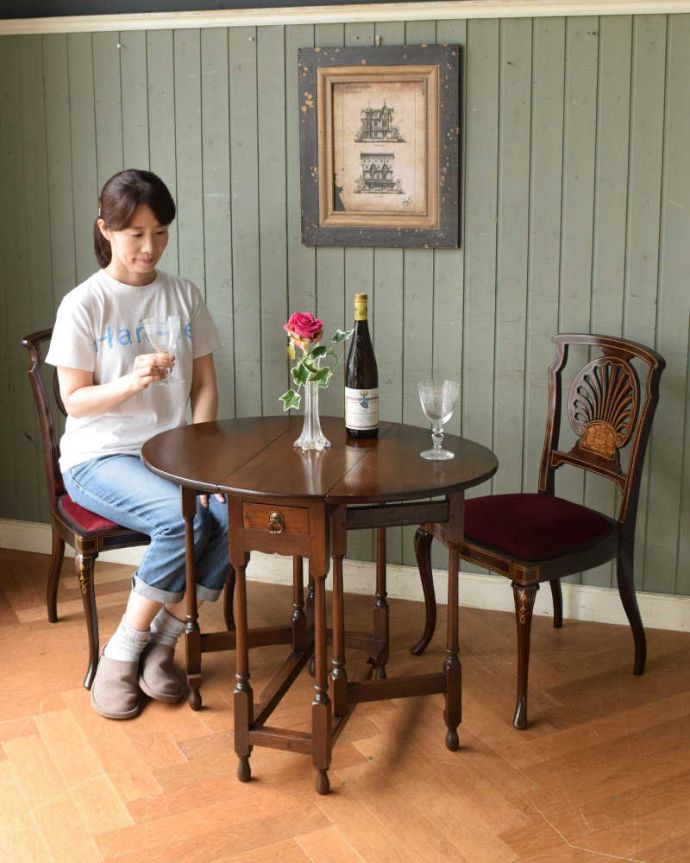 アンティークのテーブル アンティーク家具 伸張式のアンティーク英国家具、引出しつきのゲートレッグテーブル。使い方に合わせて3通りで使えるアンティークの定番アンティーク家具の定番テーブルと言えばゲートレッグテーブル。(q-1195-f)