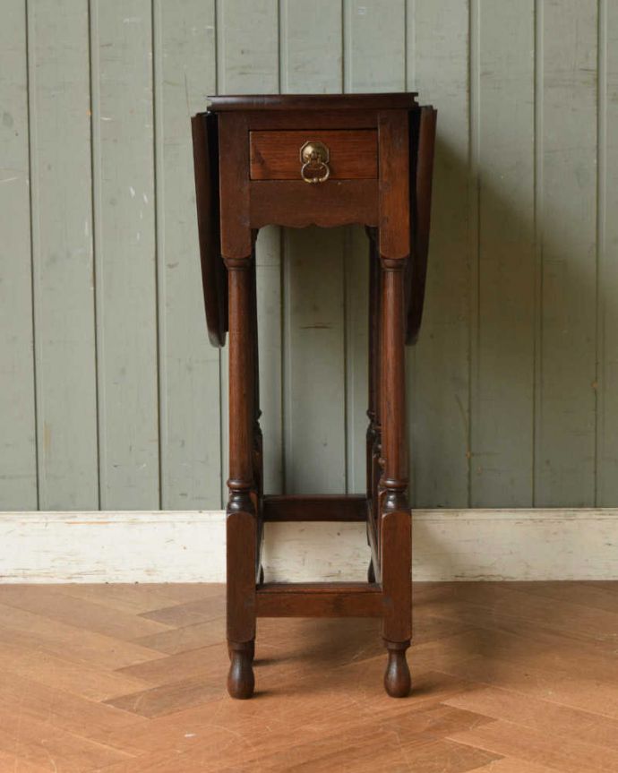 アンティークのテーブル アンティーク家具 伸張式のアンティーク英国家具、引出しつきのゲートレッグテーブル。意外にコンパクト畳んでしまえば厚みがないのでジャマになりません。(q-1195-f)