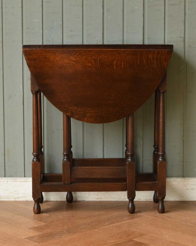 アンティークのテーブル アンティーク家具 伸張式のアンティーク英国家具、引出しつきのゲートレッグテーブル。クルッと回転。(q-1195-f)