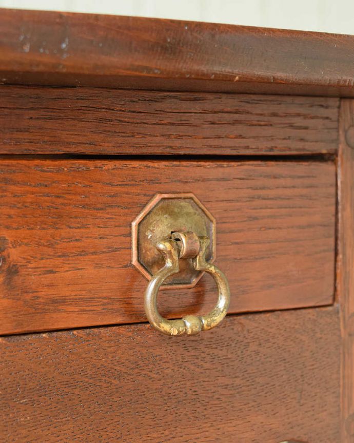 アンティークのテーブル アンティーク家具 伸張式のアンティーク英国家具、引出しつきのゲートレッグテーブル。アンティークの装飾がオシャレな取っ手です。(q-1195-f)