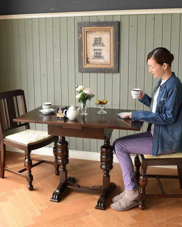 アンティークのテーブル　アンティーク家具　どこでも使えるコンパクトサイズ、英国から届いたアンティークのドローリーフテーブル。3通りの大きさで使える便利なテーブルドローリーフと言う天板を引っ張り出せばあっという間に大きく使えるドローリーフテーブル。(q-1197-f)