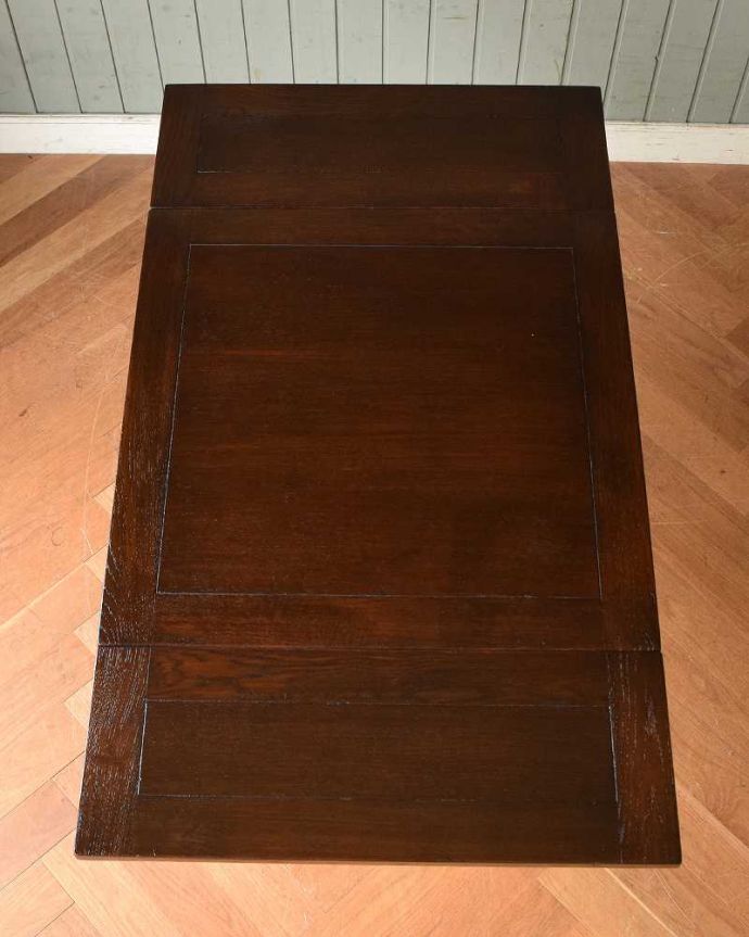 アンティークのテーブル　アンティーク家具　どこでも使えるコンパクトサイズ、英国から届いたアンティークのドローリーフテーブル。やっぱりテーブルは天板が重要全部開いた状態で天板を上から見てみるとこんな感じです。(q-1197-f)