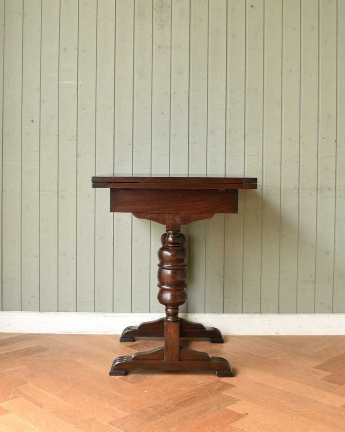 アンティークのテーブル　アンティーク家具　どこでも使えるコンパクトサイズ、英国から届いたアンティークのドローリーフテーブル。こちら側から見てみると･･･アンティークは新品ではないので、もちろん経年変化によるキズはありますが、専門の職人がキレイに修復しました。(q-1197-f)