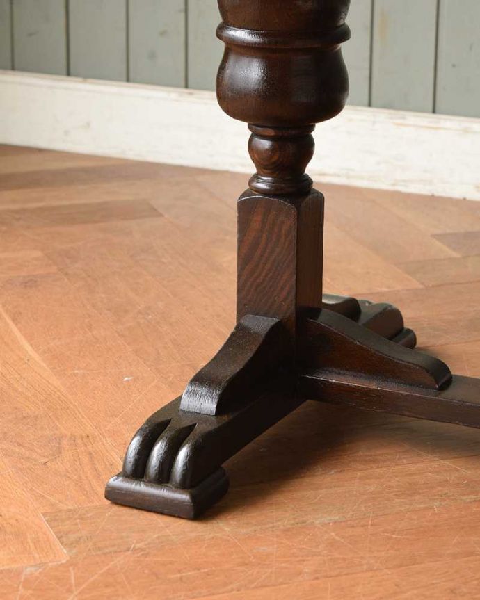 アンティークのテーブル　アンティーク家具　どこでも使えるコンパクトサイズ、英国から届いたアンティークのドローリーフテーブル。持ち上げなくても移動できます！Handleのアンティークは、脚の裏にフェルトキーパーをお付けしていますので、持ち上げなくても床を滑らせて移動させることが出来ます。(q-1197-f)