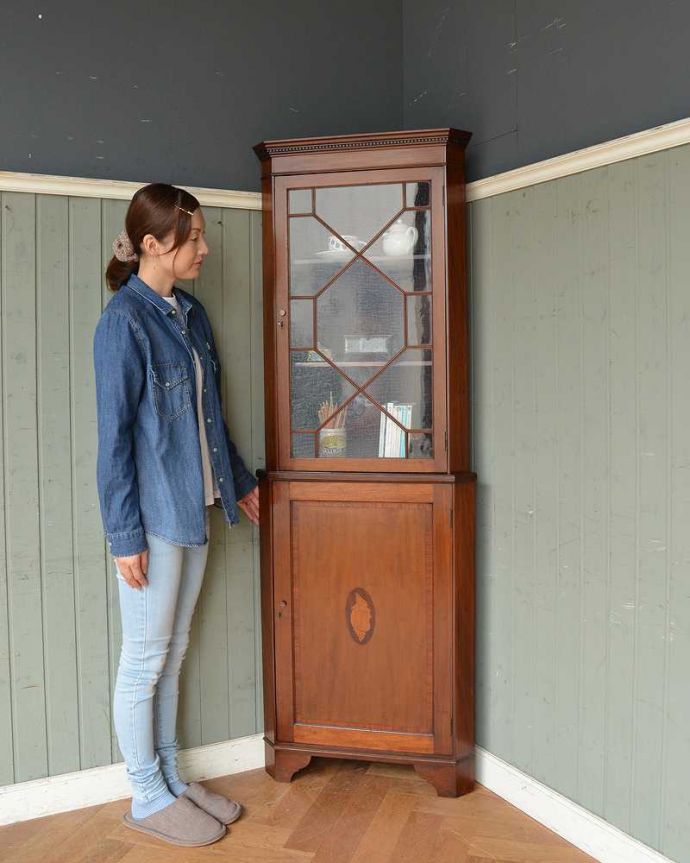 アンティークのキャビネット　アンティーク家具　シノワズリのアンティーク家具、マホガニー材のコーナーキャビネット。お部屋を角から格上げしてくれますインテリアの素敵な国から来た家具は使い方も美しい･･･お部屋の角から華やかな雰囲気を作ってくれます。(q-1199-f)