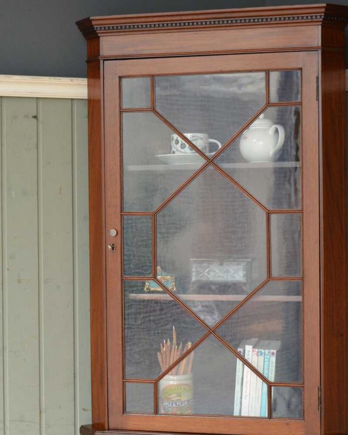 アンティークのキャビネット　アンティーク家具　シノワズリのアンティーク家具、マホガニー材のコーナーキャビネット。お部屋の角にピタッと収まる飾り棚お部屋の角にピッタリ収まっちゃうから、どこでも使える便利なコーナーキャビネット。(q-1199-f)