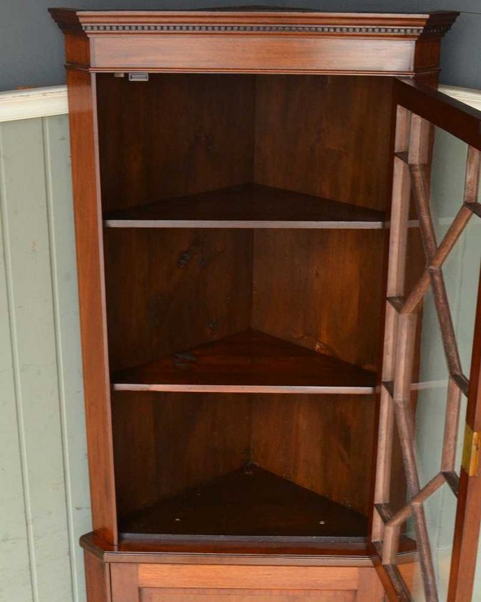 アンティークのキャビネット　アンティーク家具　シノワズリのアンティーク家具、マホガニー材のコーナーキャビネット。扉を開けてみると･･･専門の職人がしっかり修復していますので、扉の中はピカピカです。(q-1199-f)