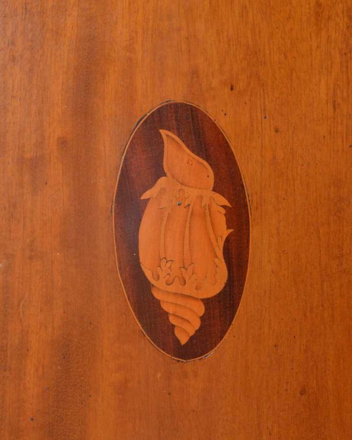 アンティークのキャビネット　アンティーク家具　シノワズリのアンティーク家具、マホガニー材のコーナーキャビネット。木目の美しさにうっとり･･･美しすぎる木目＆象嵌で勝負！誰もが満足しちゃう表情です。(q-1199-f)