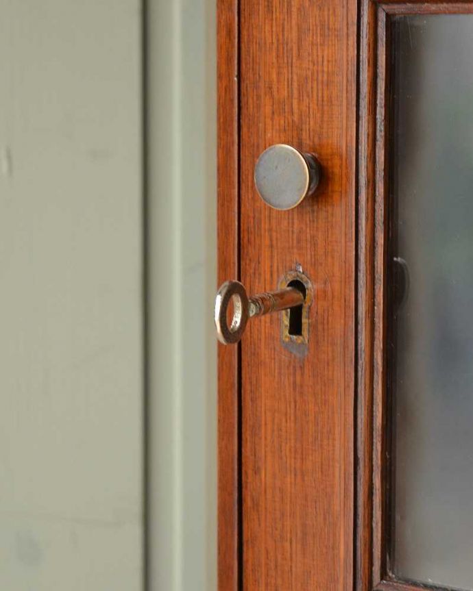 アンティークのキャビネット　アンティーク家具　シノワズリのアンティーク家具、マホガニー材のコーナーキャビネット。開ける度にワクワクアンティークらしい取っ手のデザイン。(q-1199-f)