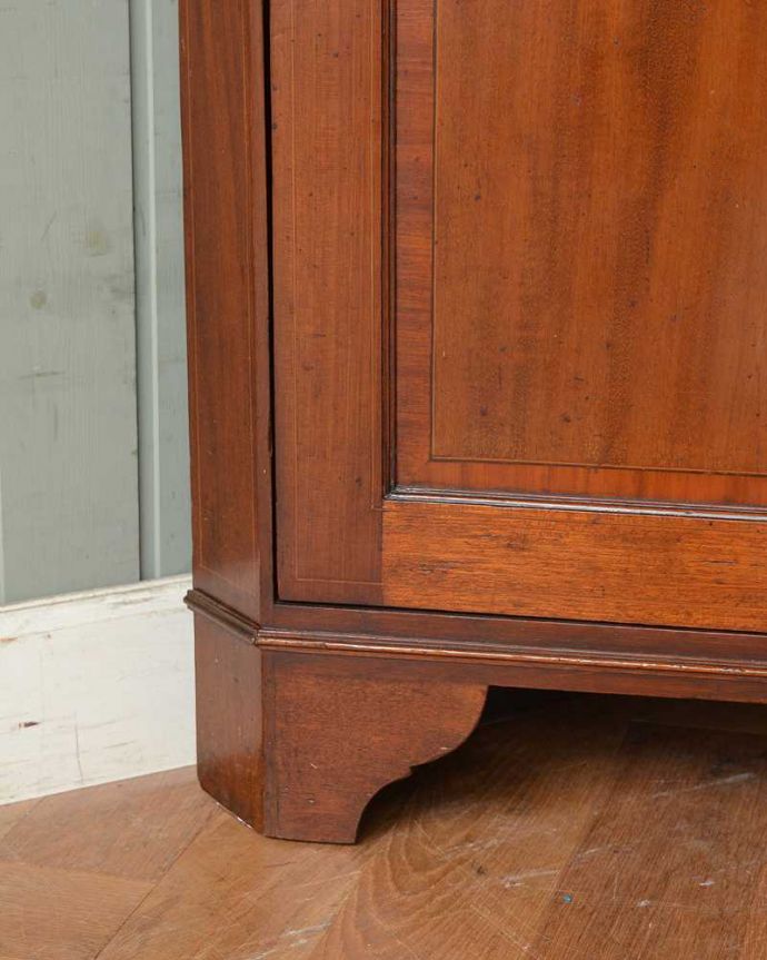 アンティークのキャビネット　アンティーク家具　シノワズリのアンティーク家具、マホガニー材のコーナーキャビネット。女性１人でラクラク運べちゃうんですHandleのアンティークは、脚の裏にフェルトキーパーをお付けしています。(q-1199-f)