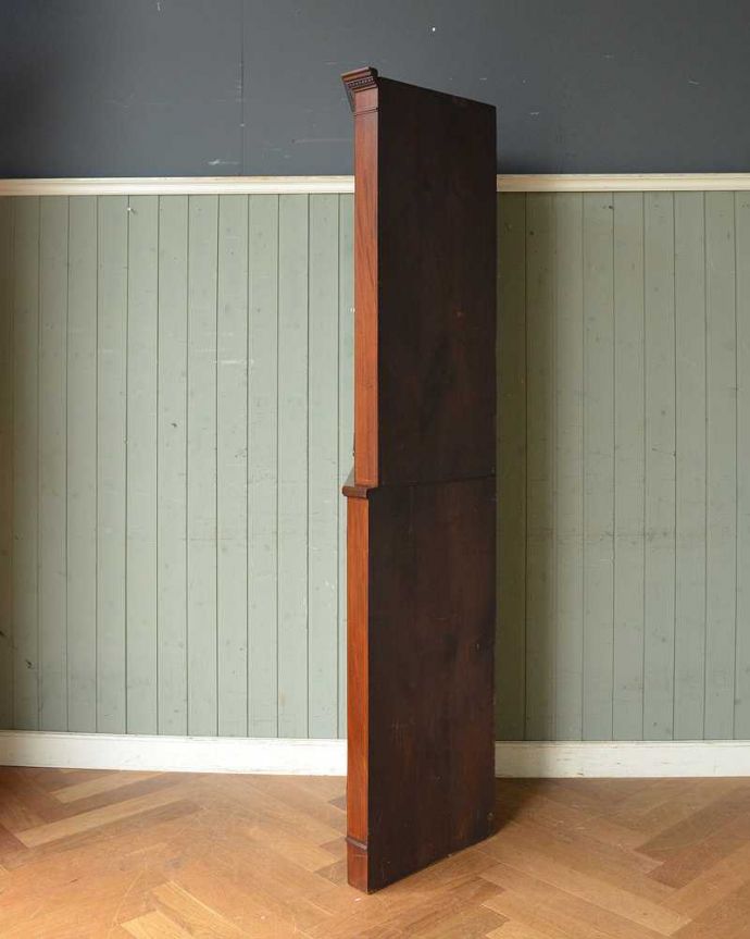 アンティークのキャビネット　アンティーク家具　シノワズリのアンティーク家具、マホガニー材のコーナーキャビネット。横から見ると、こんな感じ壁にピタッと収まる部分は三角形になっています。(q-1199-f)