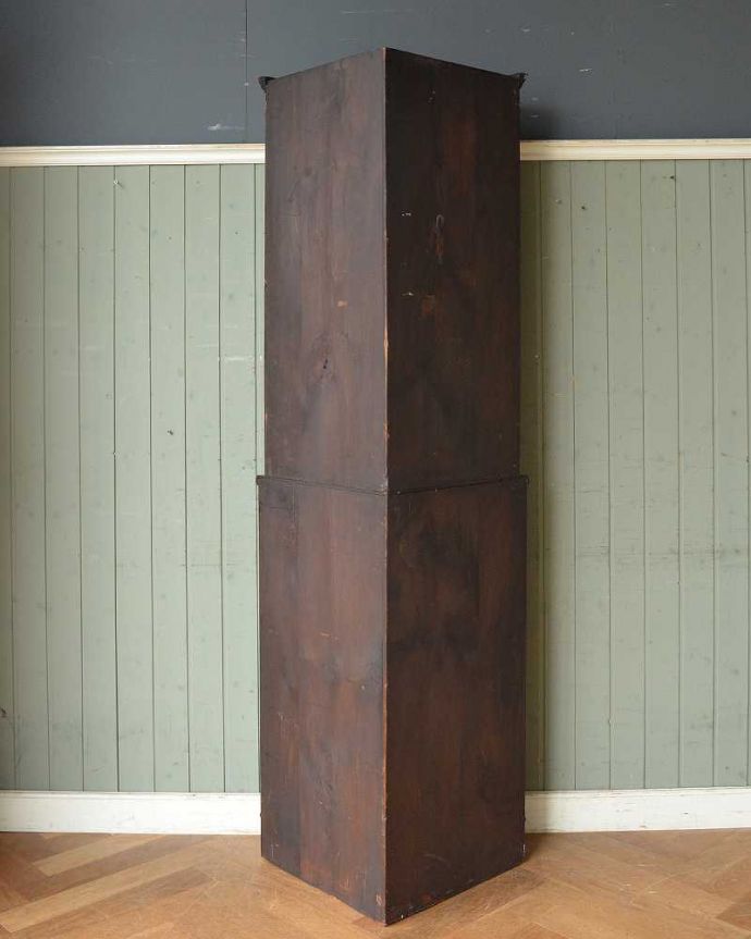 アンティークのキャビネット　アンティーク家具　シノワズリのアンティーク家具、マホガニー材のコーナーキャビネット。壁で見えないけれど、後ろ姿もキレイです見えない部分もきちんと修復しているので、キレイに仕上がっています。(q-1199-f)