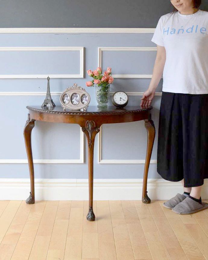 アンティークのコンソールテーブル