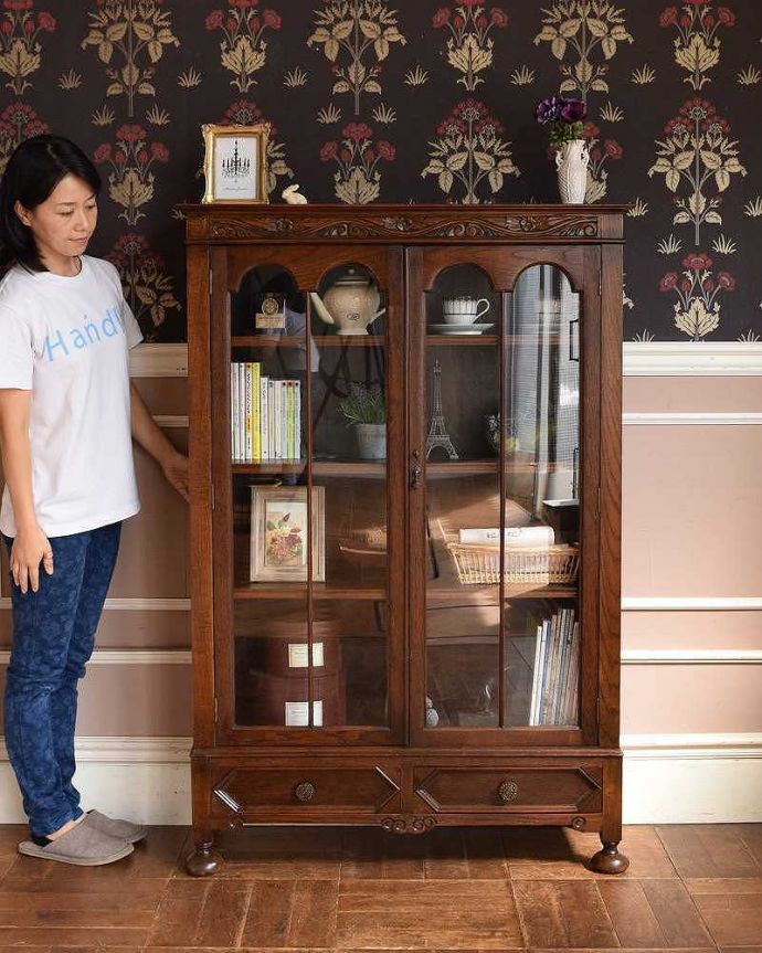 アンティークのキャビネット　アンティーク家具　木のアーチが美しいガラス扉のアンティーク家具、イギリス輸入のブックケース。英国らしい堂々とした風格のあるキャビネット重厚感ある佇まいで、落ち着いた雰囲気を演出してくれる所が英国アンティークのよさ。(q-1202-f)