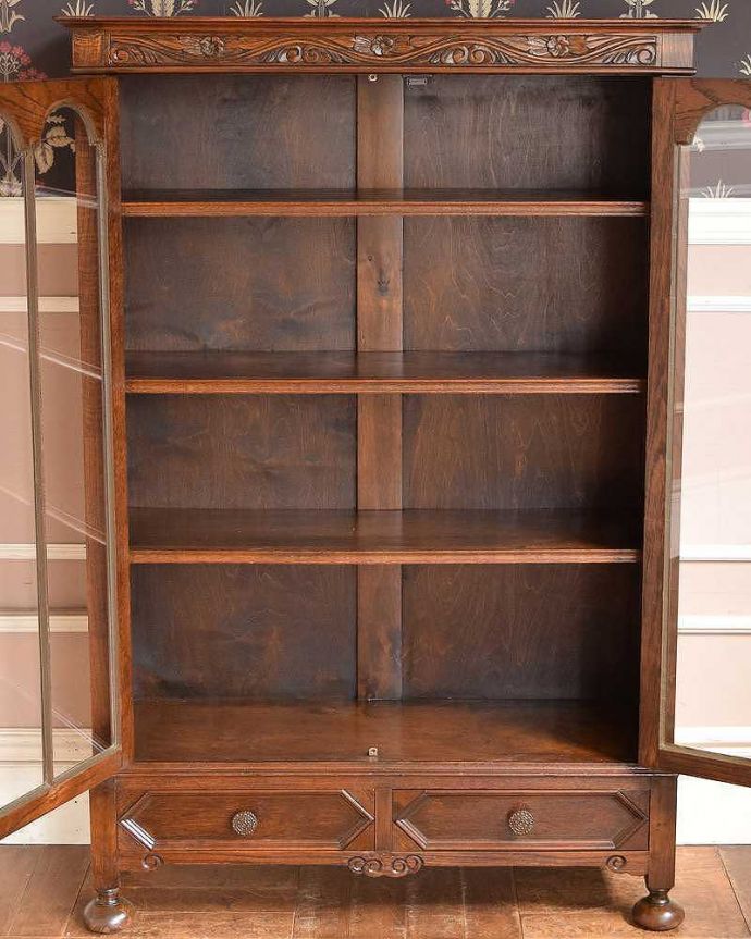 アンティークのキャビネット　アンティーク家具　木のアーチが美しいガラス扉のアンティーク家具、イギリス輸入のブックケース。扉を開けると、中はこんな感じです木の棚板は、もともとブックケースとして使われていた証。(q-1202-f)