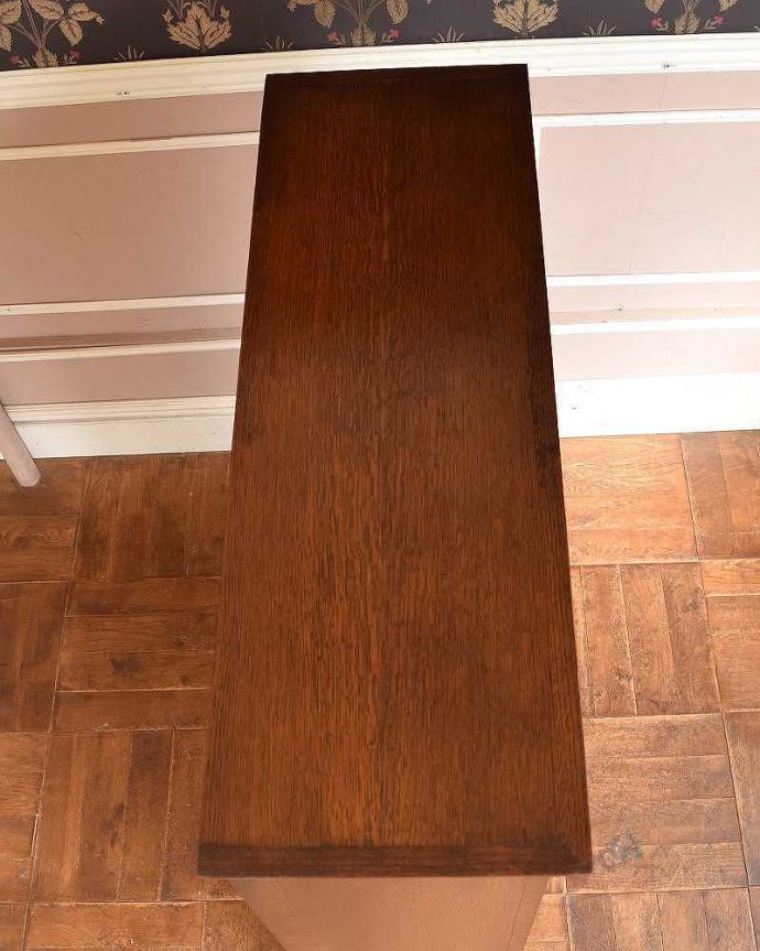 アンティークのキャビネット　アンティーク家具　木のアーチが美しいガラス扉のアンティーク家具、イギリス輸入のブックケース。上から見てみると…天板はこんな感じです。(q-1202-f)