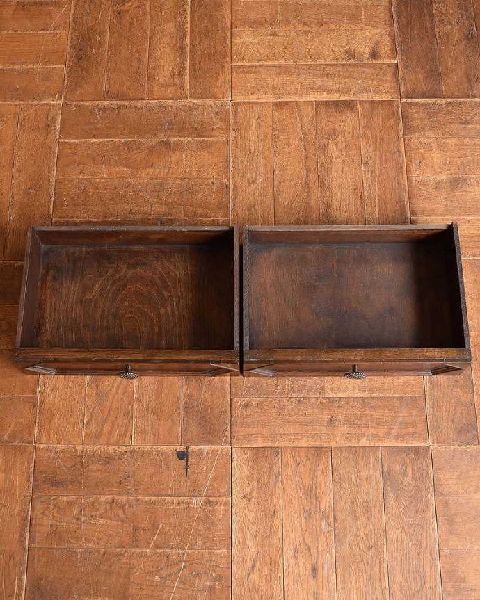 アンティークのキャビネット　アンティーク家具　木のアーチが美しいガラス扉のアンティーク家具、イギリス輸入のブックケース。引き出しの中もキレイですもちろん引き出しの中も職人がキレイに修復したので、安心して使って下さい。(q-1202-f)