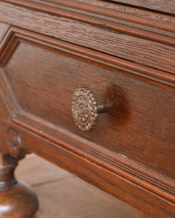 アンティークのキャビネット　アンティーク家具　木のアーチが美しいガラス扉のアンティーク家具、イギリス輸入のブックケース。英国らしい高級感アンティーク家具の取っ手はやっぱり美しい！引き出しの開け閉めもスムーズにできます。(q-1202-f)