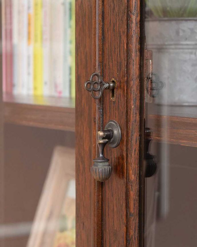 アンティークのキャビネット　アンティーク家具　木のアーチが美しいガラス扉のアンティーク家具、イギリス輸入のブックケース。小さなパーツにもこだわりが取っ手だけを見ていても現代の家具とは全然違って質感がいいのがわかります。(q-1202-f)