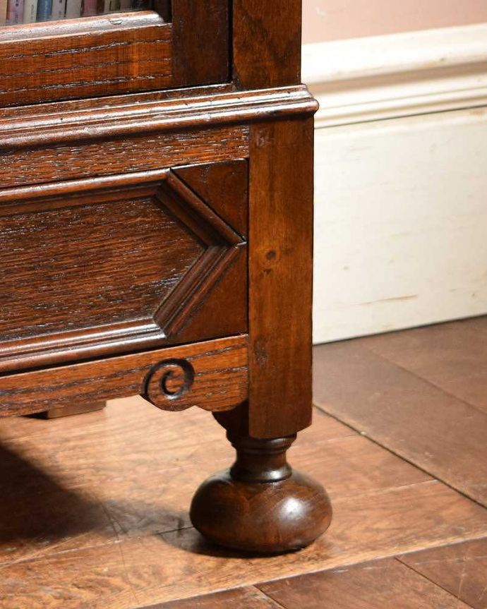 アンティークのキャビネット　アンティーク家具　木のアーチが美しいガラス扉のアンティーク家具、イギリス輸入のブックケース。女性1人でラクラク運べちゃう仕掛けHandleのアンティークは、脚の裏にフェルトキーパーをお付けしています。(q-1202-f)