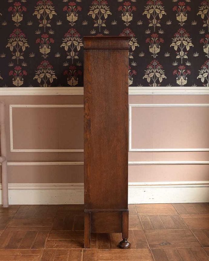 アンティークのキャビネット　アンティーク家具　木のアーチが美しいガラス扉のアンティーク家具、イギリス輸入のブックケース。横から見てもステキ横から見るとこんな感じ。(q-1202-f)