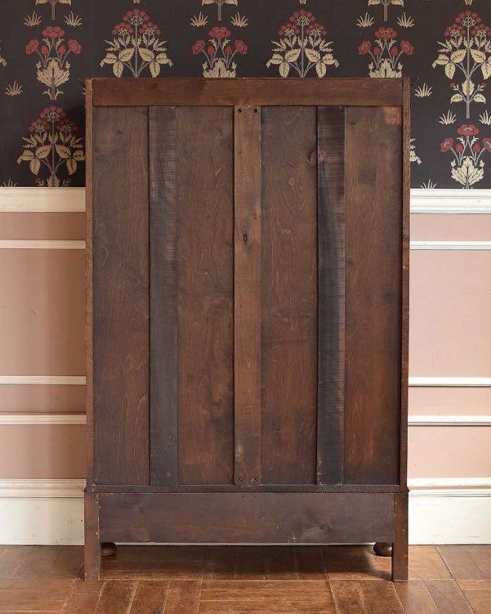 アンティークのキャビネット　アンティーク家具　木のアーチが美しいガラス扉のアンティーク家具、イギリス輸入のブックケース。メンテナンスしてあるので後姿もキレイ！アンティークは新品ではないので、もちろん経年変化によるキズはありますが、専門の職人がキレイにお直しをしているので、後ろ姿までキレイです。(q-1202-f)