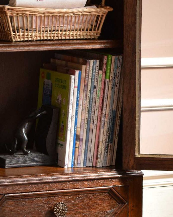 アンティークのキャビネット　アンティーク家具　木のアーチが美しいガラス扉のアンティーク家具、イギリス輸入のブックケース。扉の中は収納たっぷりA4サイズの雑誌までしっかり収納出来ちゃう大きさ。(q-1202-f)