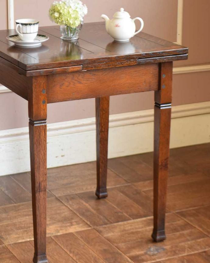 アンティークのテーブル　アンティーク家具　置きやすいコンパクトなサイズが魅力のアンティーク家具、ドローリーフテーブル（伸張式テーブル） 。スッキリとした長い脚が印象的シンプルな落ち着いたデザインでアンティークが初めての方も安心してチャレンジして頂けます。(q-1203-f)