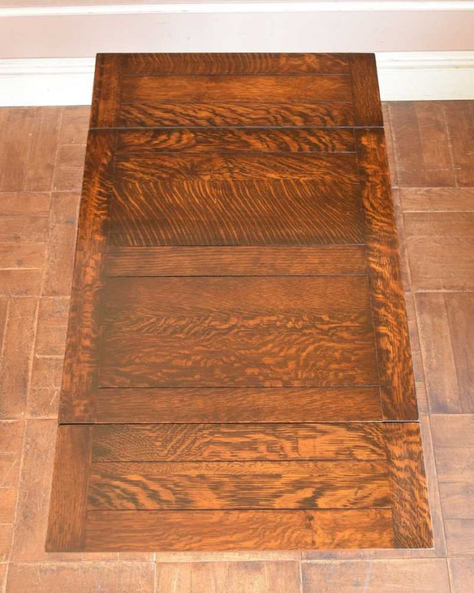 アンティークのテーブル　アンティーク家具　置きやすいコンパクトなサイズが魅力のアンティーク家具、ドローリーフテーブル（伸張式テーブル） 。やっぱりテーブルは天板が重要全部開いた状態で天板を上から見てみるとこんな感じです。(q-1203-f)