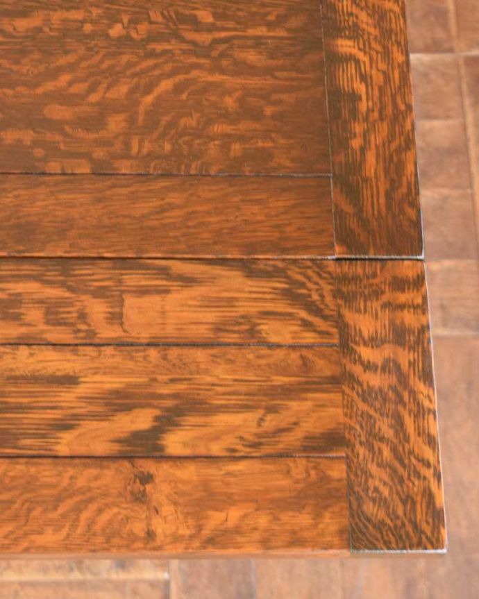 アンティークのテーブル　アンティーク家具　置きやすいコンパクトなサイズが魅力のアンティーク家具、ドローリーフテーブル（伸張式テーブル） 。近づいて見てみると、天板はこんな感じです。(q-1203-f)