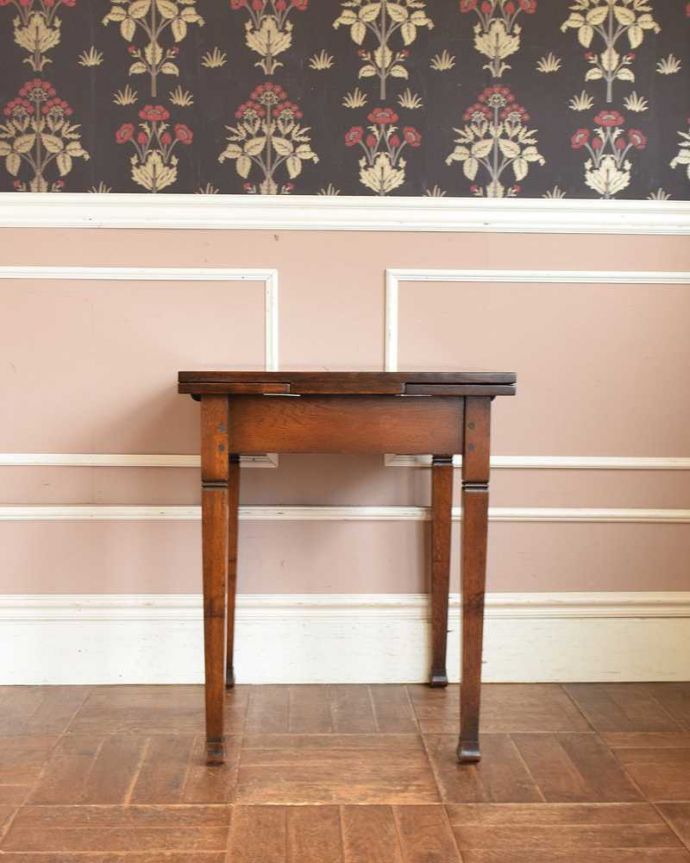 アンティークのテーブル　アンティーク家具　置きやすいコンパクトなサイズが魅力のアンティーク家具、ドローリーフテーブル（伸張式テーブル） 。横から見るとこんな感じスッキリとした脚、横から見てもキレイなシルエットになっています。(q-1203-f)