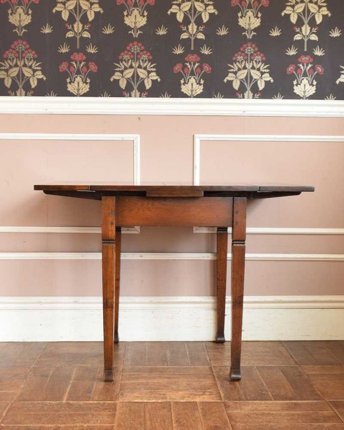 アンティークのテーブル　アンティーク家具　置きやすいコンパクトなサイズが魅力のアンティーク家具、ドローリーフテーブル（伸張式テーブル） 。両方開くとこんな感じ家族が増えた時やみんなが集まった時、両方のリーフを開けば大きなサイズに。(q-1203-f)