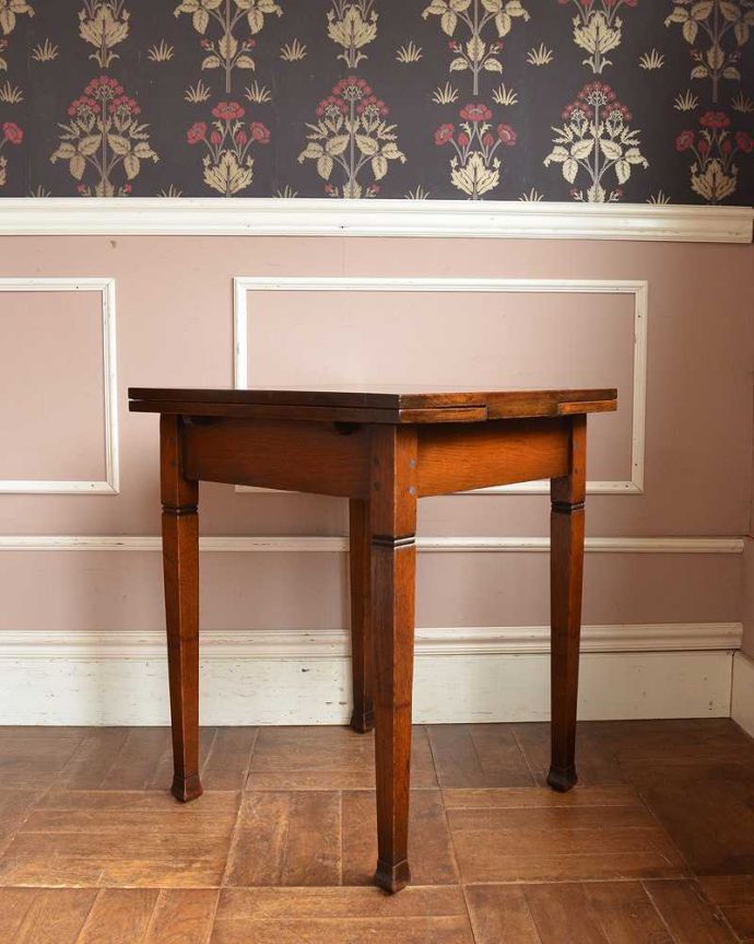 アンティークのテーブル　アンティーク家具　置きやすいコンパクトなサイズが魅力のアンティーク家具、ドローリーフテーブル（伸張式テーブル） 。こちら側から見てみると･･･アンティークは新品ではないので、もちろん経年変化によるキズはありますが、専門の職人がキレイに修復しました。(q-1203-f)