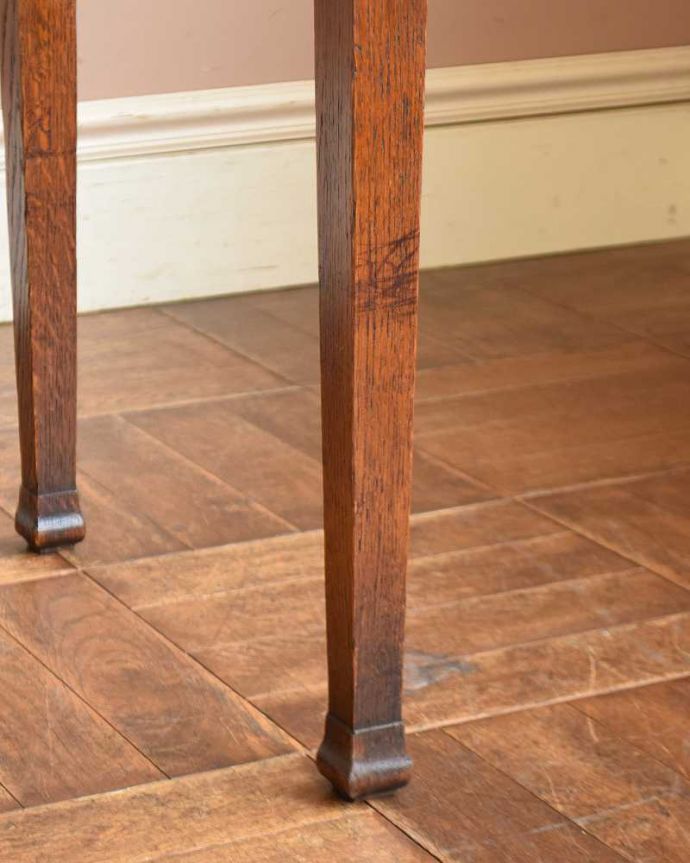 アンティークのテーブル　アンティーク家具　置きやすいコンパクトなサイズが魅力のアンティーク家具、ドローリーフテーブル（伸張式テーブル） 。持ち上げなくても移動できます！Handleのアンティークは、脚の裏にフェルトキーパーをお付けしていますので、持ち上げなくても床を滑らせて移動させることが出来ます。(q-1203-f)