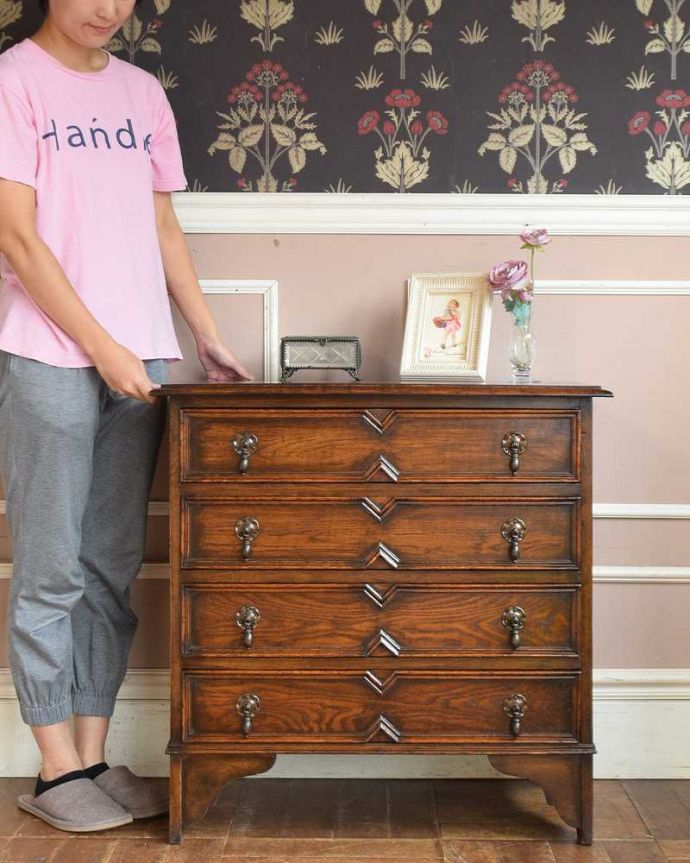 アンティークのチェスト　アンティーク家具　英国スタイルのインテリアに、オーク材のアンティーク４段チェスト。大人の雰囲気漂う人気の英国チェストとにかく人気のあるデザイン。(q-1205-f)